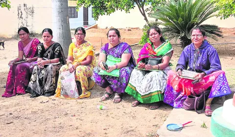 నిత్యావసరాలు ఇస్తామంటూ నిండా ముంచారు