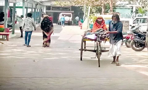 75 Years old pedals paralysed wife 300 km on rickshaw for treatment