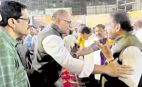 Mayor Peela Srinivas Fire On Vizag Collector