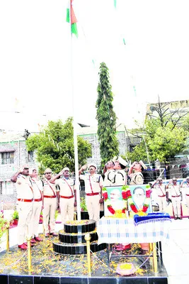 మహనీయుల త్యాగాలను స్ఫూర్తిగా తీసుకోవాలి 
