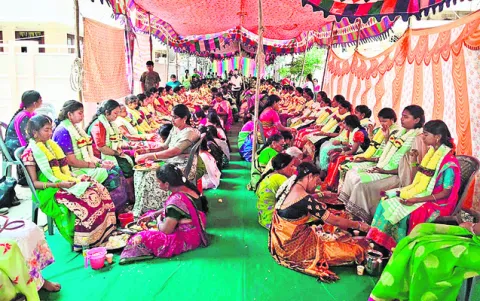 140 మంది కన్యలకు పాదుకా పూజలు 