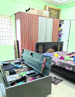 భీమవరం రైల్వే కాలనీలో చోరీ 
