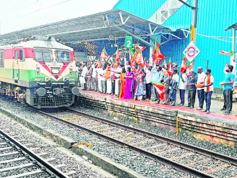 తిరువళ్లూరులో ఆగిన డబుల్‌ డెక్కర్‌ రైలుకు స్వాగతం 