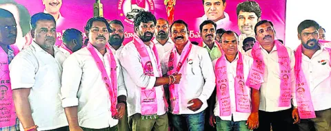 మంత్రి కుటుంబానికే పదవులు