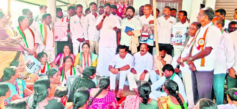 ఉపాధి హామీపై కుట్రలు మానుకోవాలి