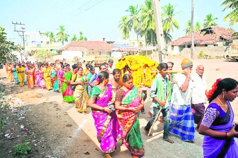 భక్తిశ్రద్ధలతో గిరి ప్రదక్షిణ 