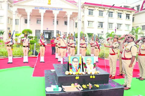 రాజ్యాంగానికి లోబడి జీవించాలి