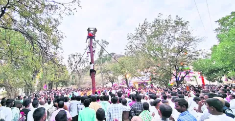 అంగరంగ వైభవంగా పాలఉట్లు 
