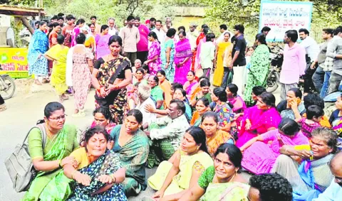 న్యాయం చేయాలని రాస్తారోకో 