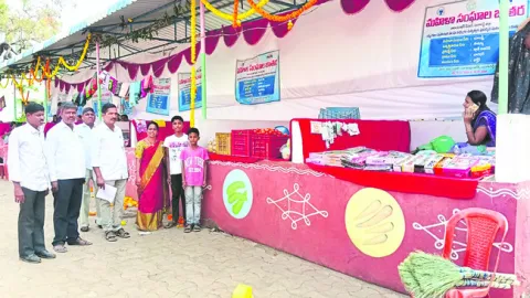 మహిళా సంఘాల ఉత్పత్తుల ప్రదర్శన