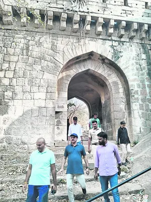 భువనగిరి ఖిలాను సందర్శించిన టీజీపీఎస్సీ చైర్మన్‌