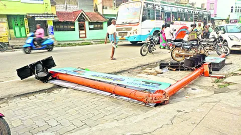 కూలిన ట్రాఫిక్‌ సిగ్నల్‌ 