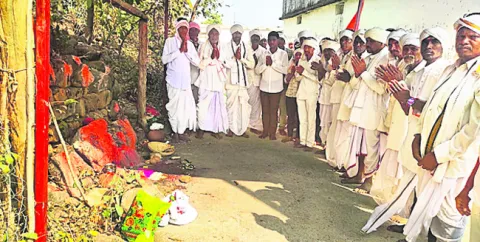 గౌరపూర్‌లో మెస్రం వంశీయుల పూజలు