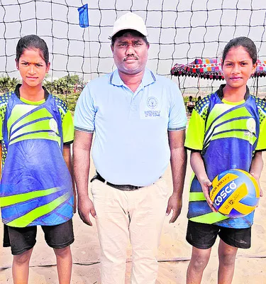 జాతీయ స్థాయి బీచ్‌ వాలీబాల్‌కు ఎంపిక 
