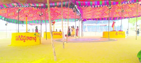 ముస్తాబైన గద్దెలు