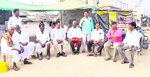 ● వ్యవసాయ కార్మిక సంఘం జిల్లా అధ్యక్షుడు డాకూర్‌ తిరుపత