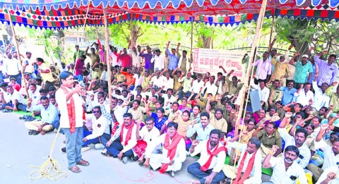 కార్మికులపై వేధింపులు ఆపాలి
