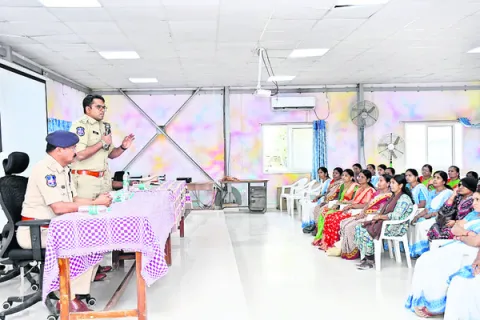 రోడ్డు ప్రమాదాల నివారణలో ఉద్యోగుల పాత్ర కీలకం