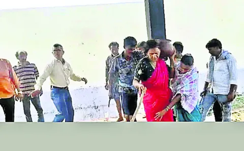 దుఃఖాన్ని దిగమింగుతూ.. 