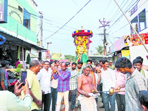 నేత్రపర్వంగా గ్రామోత్సవాలు 