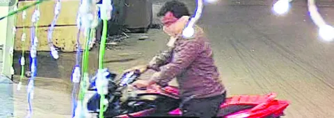 రెస్టారెంట్‌ వద్ద బైక్‌ చోరీ
