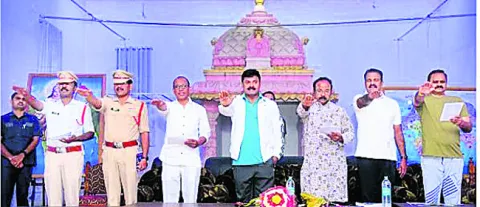 రహదారి భద్రత నియమాలు పాటించండి