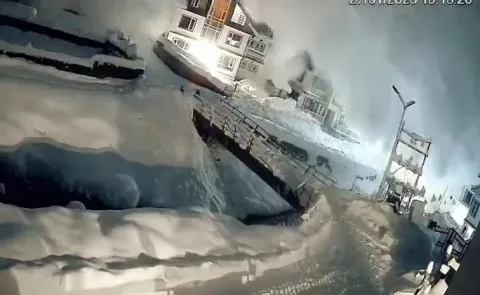 Massive avalanche hits Jammu and Kashmir Sonamarg Video Viral