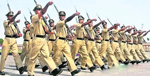 ఎకై ్సజ్‌ ఉద్యోగులకు ఆయుధాలు