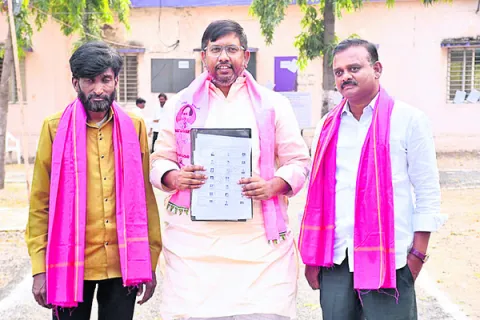 నామినేషన్ల సందడి