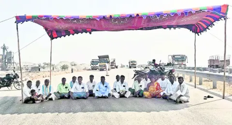 పరిహారం కోసం రోడ్డెక్కిన రైతులు 