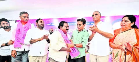 మళ్లీ గులాబీ జెండా పట్టిన ‘అరూరి’