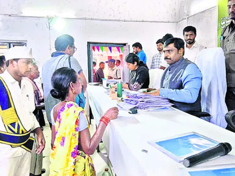 అర్జీలను పరిష్కరించకుంటే కఠిన చర్యలు 