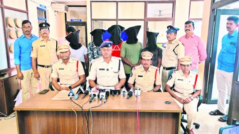 విద్యార్థులపై దాడి కేసులో ఐదుగురి అరెస్ట్‌ 