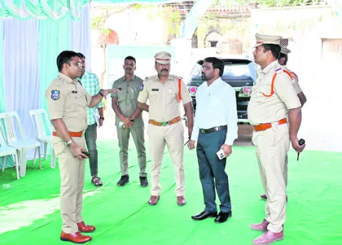 నామినేషన్‌ కేంద్రాల వద్ద గట్టి బందోబస్తు 