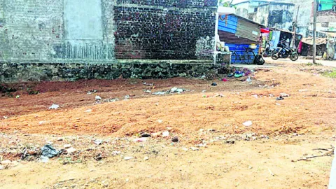 ప్రభుత్వ పోరంబోకు స్థలం కబ్జా..? 