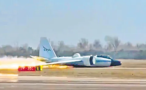 NASA plane touches down without landing gear