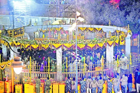 Devotees having darshan of Saralamma