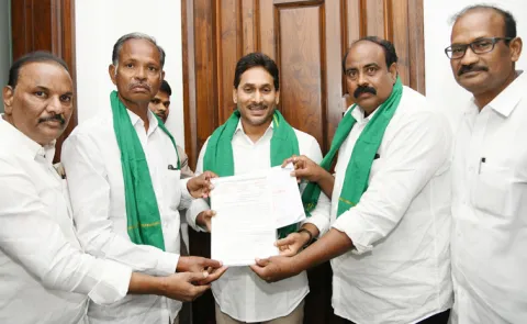 Tobacco farmers meet YS Jagan at YSRCP central office, Tadepalli
