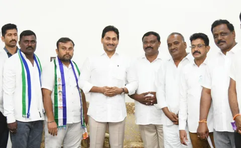 Khammam Ysrcp Fans Meets Ys Jagan