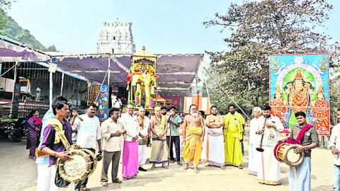 గజవాహనంపై వెంకన్న తిరువీధి సేవ 