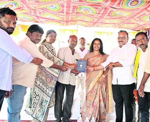 ప్రజల ముంగిటకే రెవెన్యూ సేవలు 