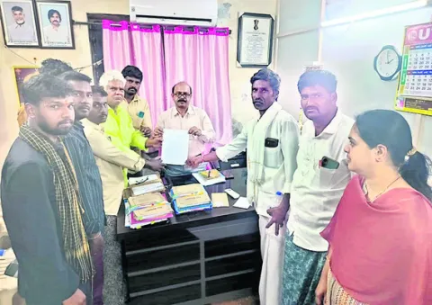 ఆ ఉపాధ్యాయుడు మాకొద్దు 