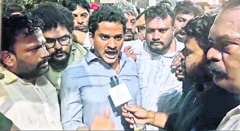 ‘గాలి’ ఇంటి వద్ద బ్యానర్‌ వేయలేదు 