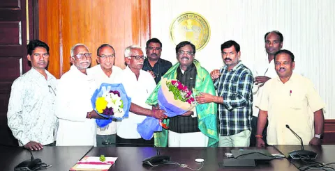 మంత్రిని కలిసిన రోడ్డు విస్తరణ బాధితులు 