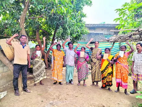 పట్టాదారు పాస్‌ పుస్తకాలు ఇవ్వండి 