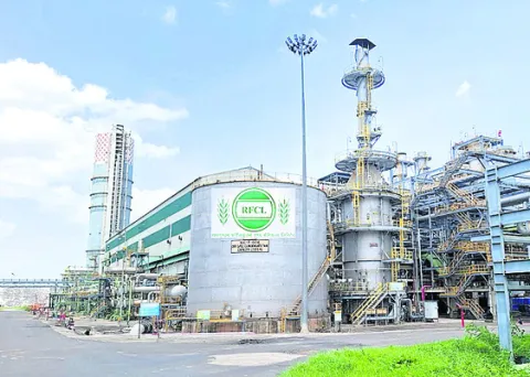 ఆర్‌ఎఫ్‌సీఎల్‌లో 5.87లక్షల మెట్రిక్‌ టన్నుల యూరియా 