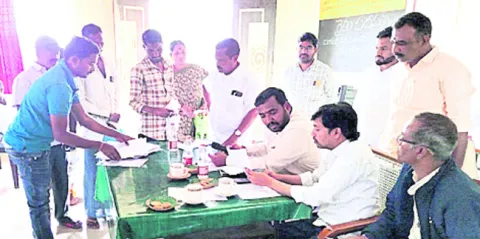 సూరమ్మ ప్రాజెక్టు కాలువ పనులకు సహకరించాలి