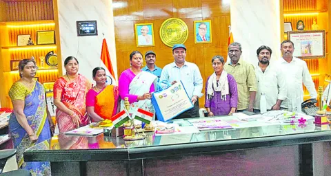 బొకేలకు బదులు బ్లాంకెట్స్‌