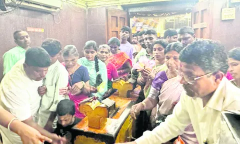 బాసరలో భక్తుల సందడి