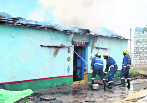 నిప్పంటుకొని ఇల్లు దగ్ధం 